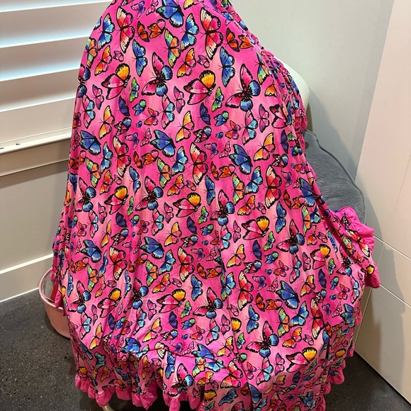 Bums and Roses you give me butterflies ruffle blanket - Picture 2 of 5